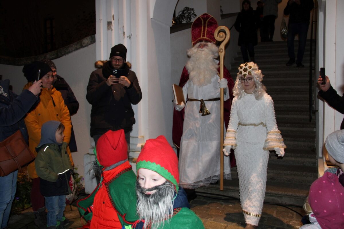 Kleine Engel und Zwerge hatten St. Nikolaus und das Christkind im Gefolge. Foto: Hans Prem