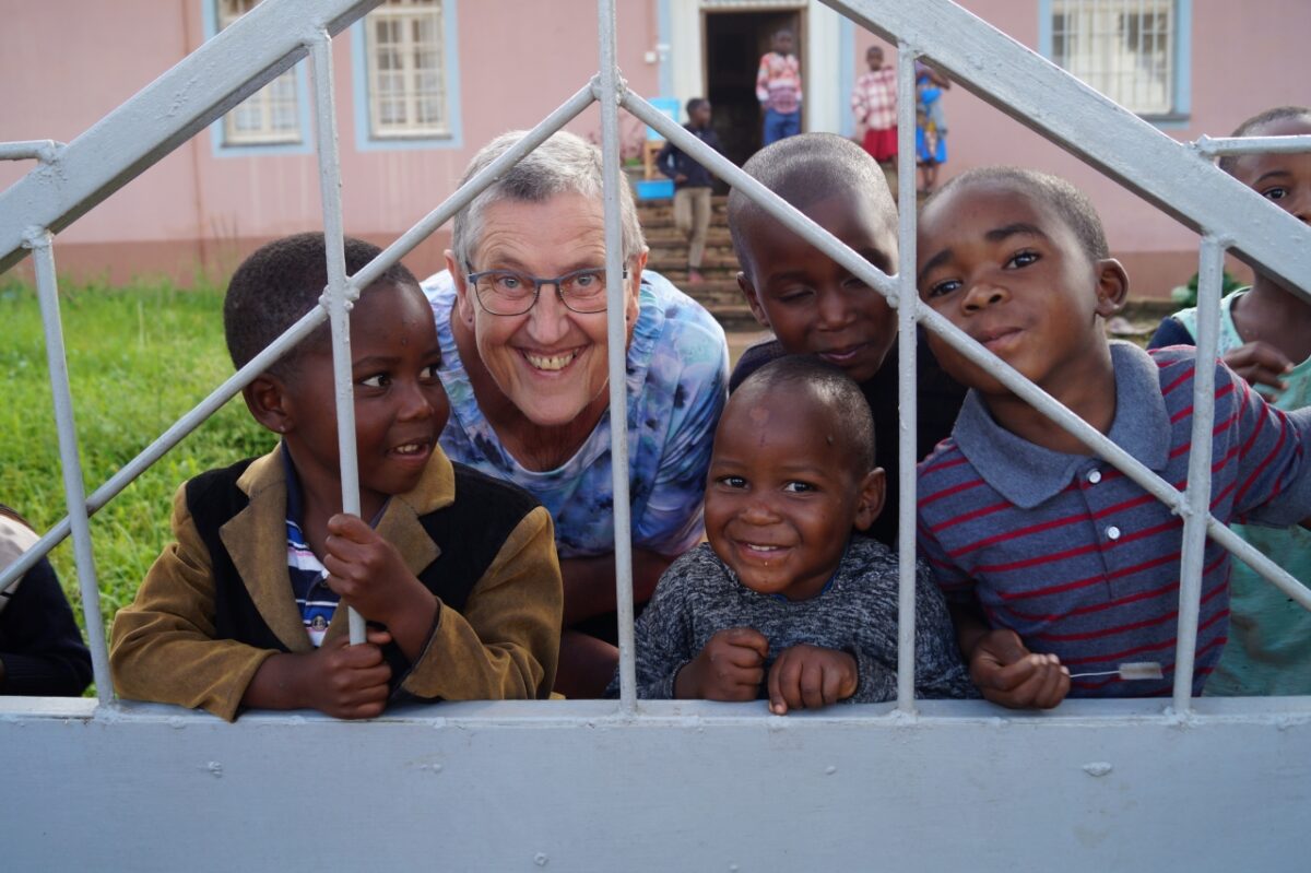 Die Neustädterin Hildegard Witt arbeitet und lebt seit über 35 Jahren in der Missionsstation Litembo in Tansania. Dort betreut sich unter anderem 60 Kinder im angeschlossenen Kindergarten. Foto: Burkhard Pechtl