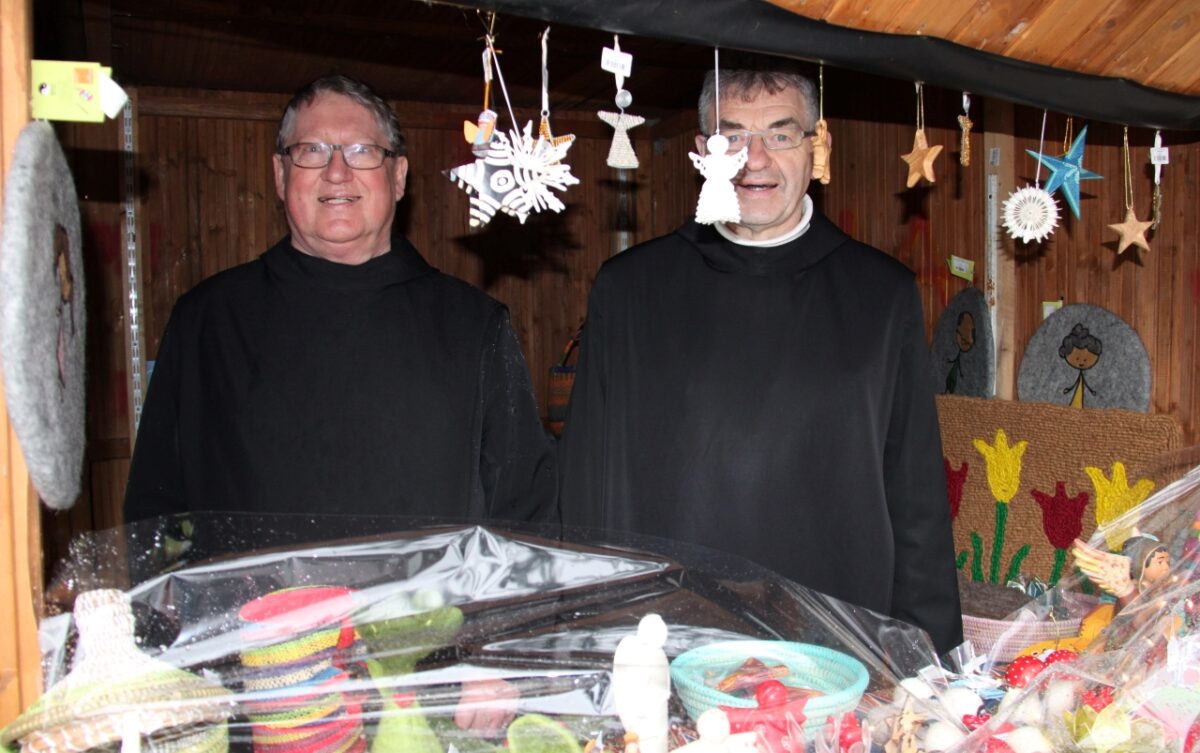 Bruder Stephan Veith (rechts) aus der Abtei Münsterschwarzach wird beim OWV-Adventsstandl Waren so wie hier im Jahr 2019 aus dem Fair-Handel des Klosters verkaufen. Foto: Hans Prem