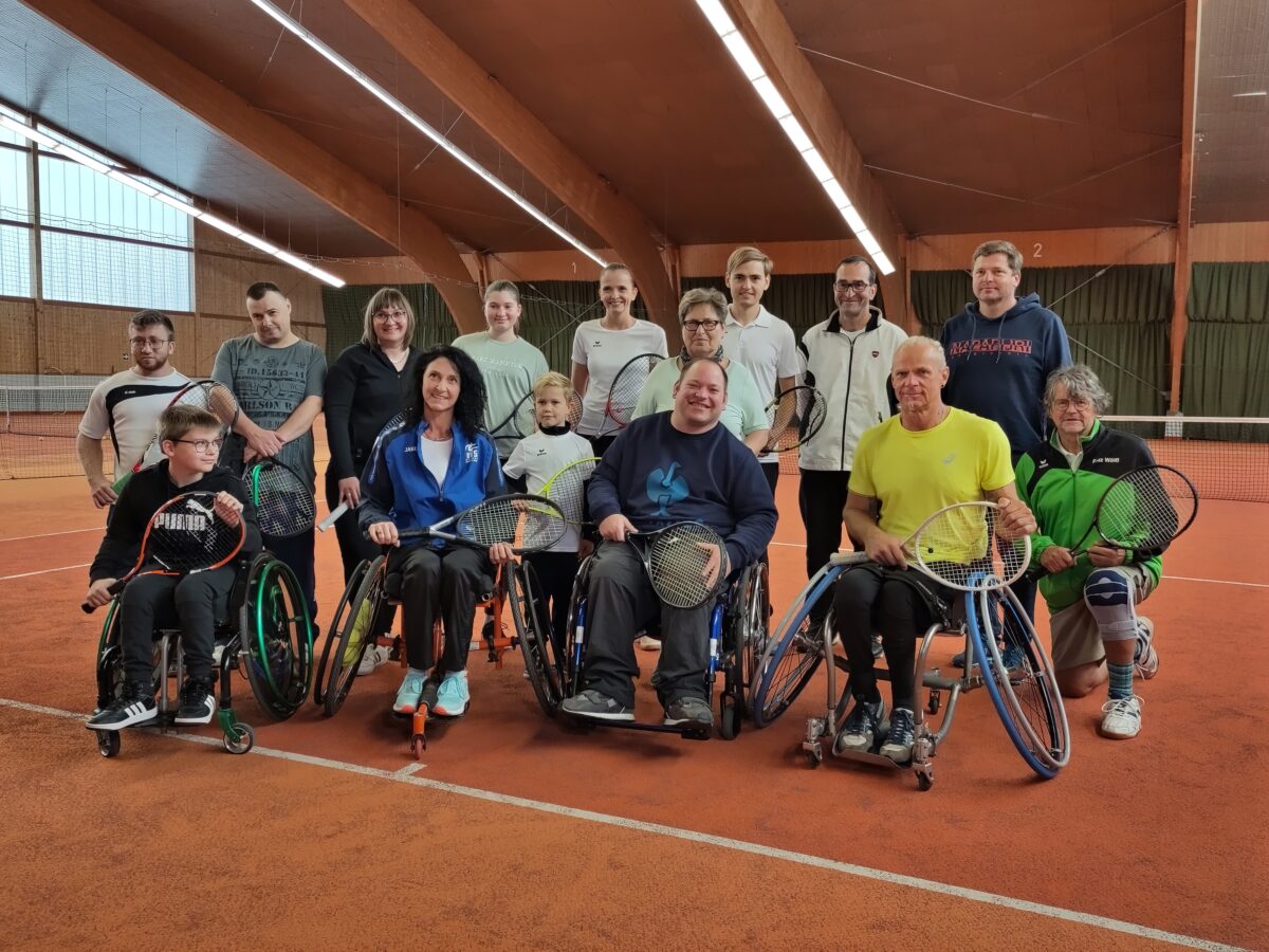 Das RuF-Tennis vereint Rollstuhlfahrer und Fußgänger allen Alters und aller Spielstärken. Foto: Doris Scharnagl Lindinger
