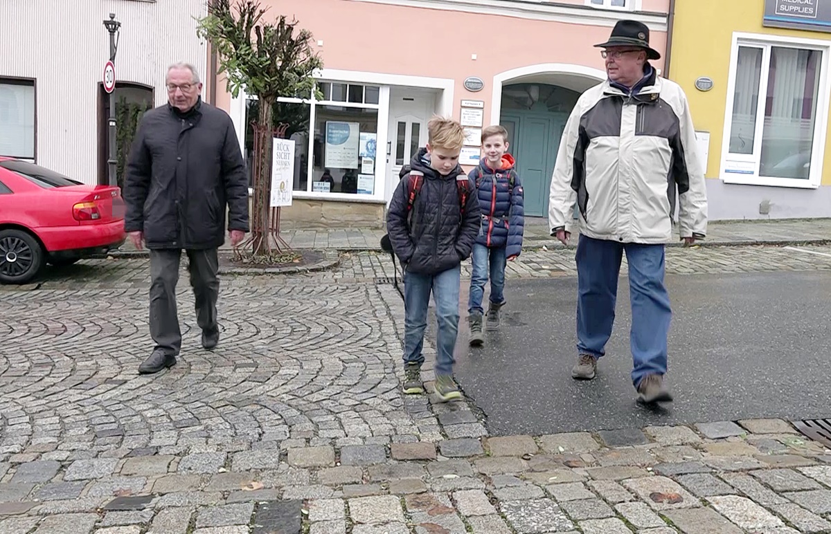 Kinder und Senioren beim Queren der Straße am Stadtberg. Foto: Jürgen Masching