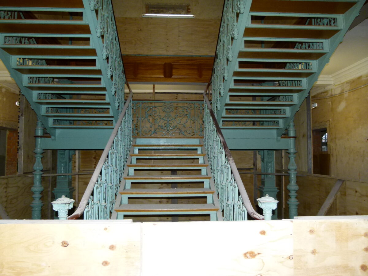 Generalsaniert wird auch die 135 Jahre alte Stützelvilla - hier der Blick ins Treppenhaus. Foto: Theo Kurtz