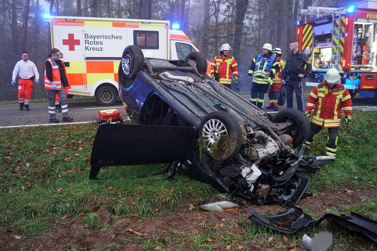 Dachlandung: Die Fahrerin hatte Glück im Unglück und konnte sich selbst aus dem Fiat Punto befreien. Bild: Jürgen Masching
