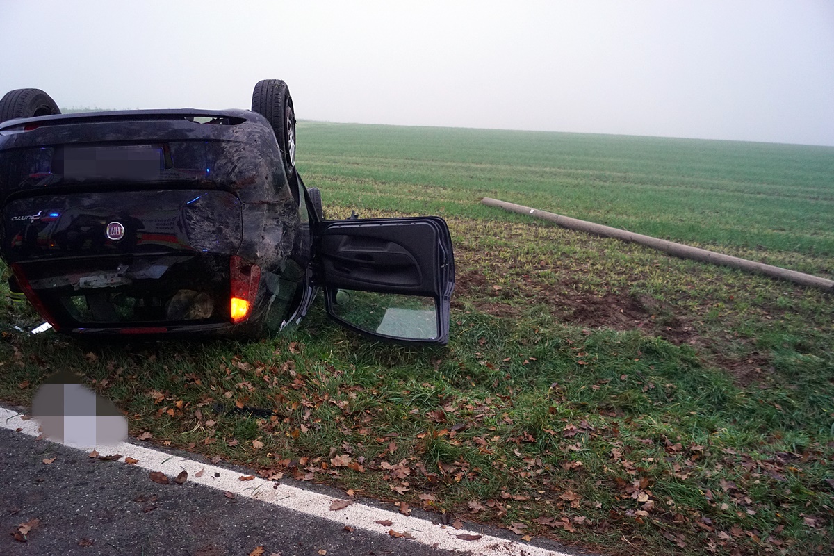 Dachlandung: Die Fahrerin hatte Glück im Unglück und konnte sich selbst aus dem Fiat Punto befreien. Bild: Jürgen Masching