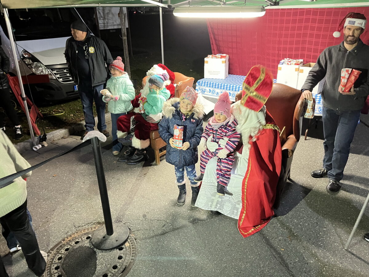 Über Päckchen des DAGA und ein Foto mit Santa und dem Nikolaus freuten sich die Kinder. Foto: Gerald Morgenstern 