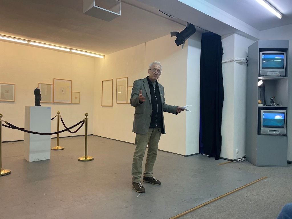 Vorsitzender Wolfgang Herzer begrüßt das Publikum im Kunstverein vor der Vorstellung, der auch Schauplatz des Stückes ist. Foto: Beate Luber