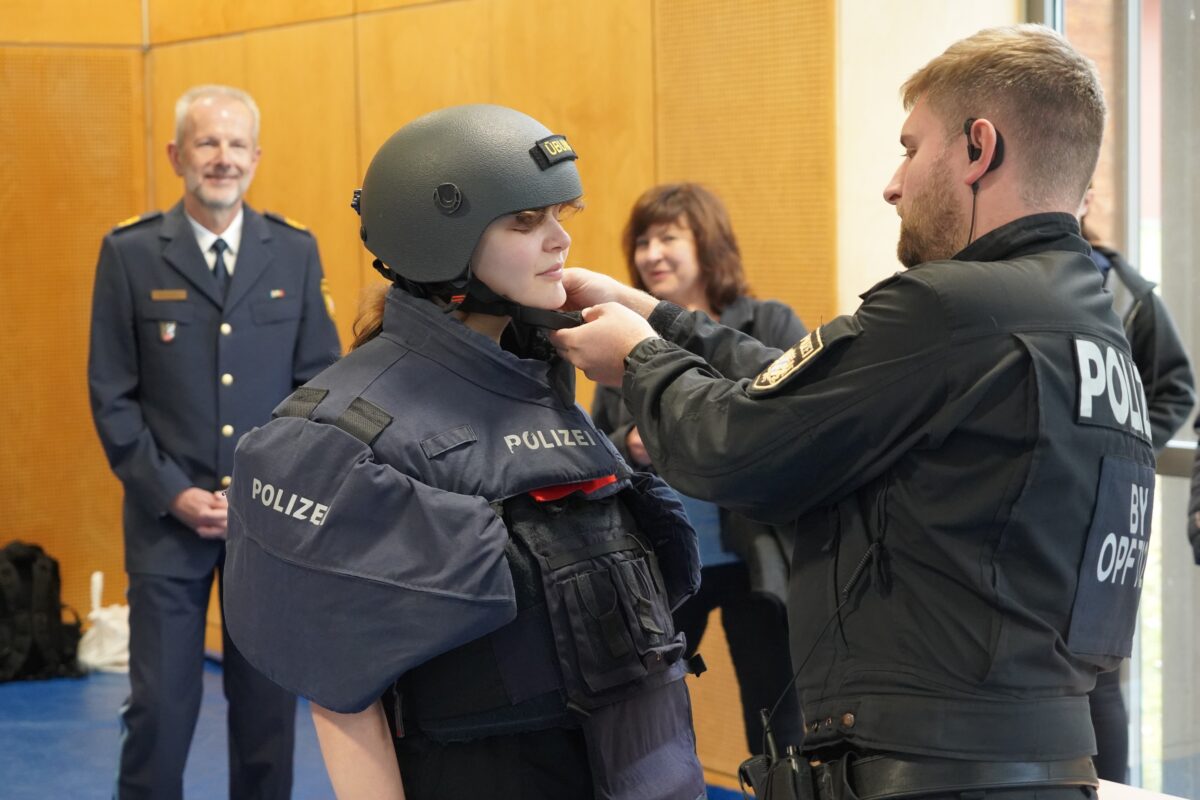 Sitzt der Helm? Fotos: Polizei Oberpfalz