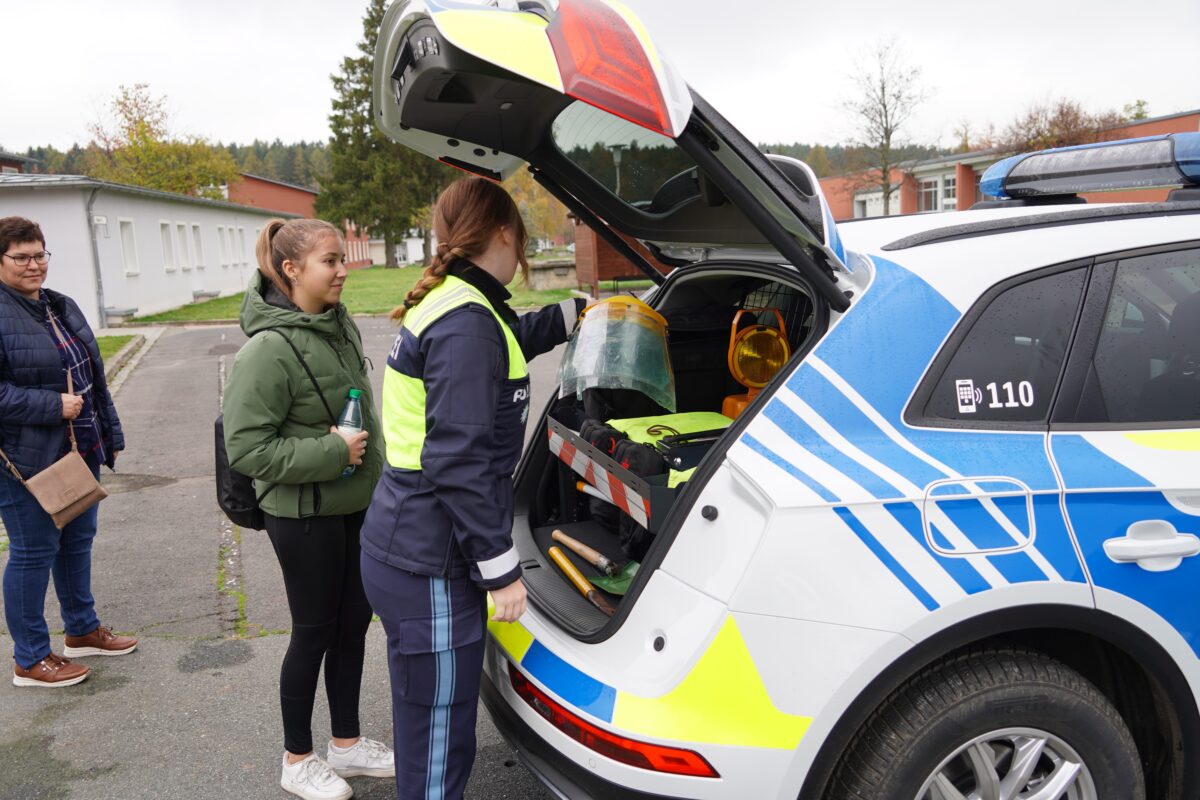 Was befindet sich alles im Kofferraum eines Polizeiautos? Foto: Polizei Oberpfalz