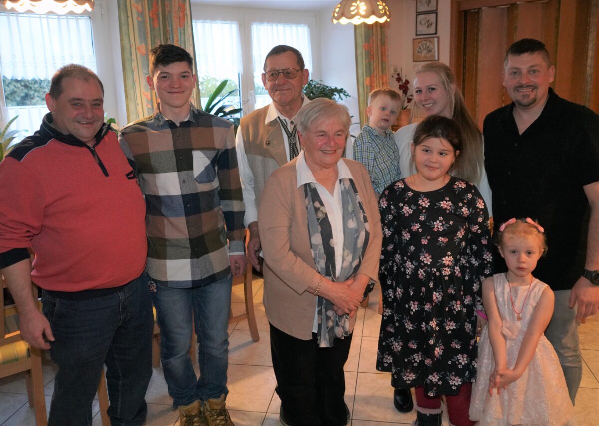 Im Kreise seiner Familie feiert Robert Neubauer (Dritter von links) seinen 80. Geburtstag. Foto: Franz Völkl