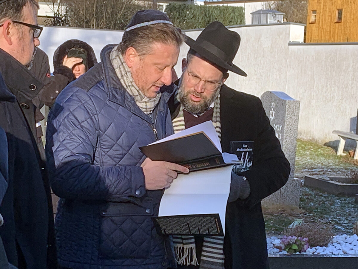 Sohn Jonathan Fried liest am Grab das Trauer-Kaddisch. Bild: Jürgen Herda