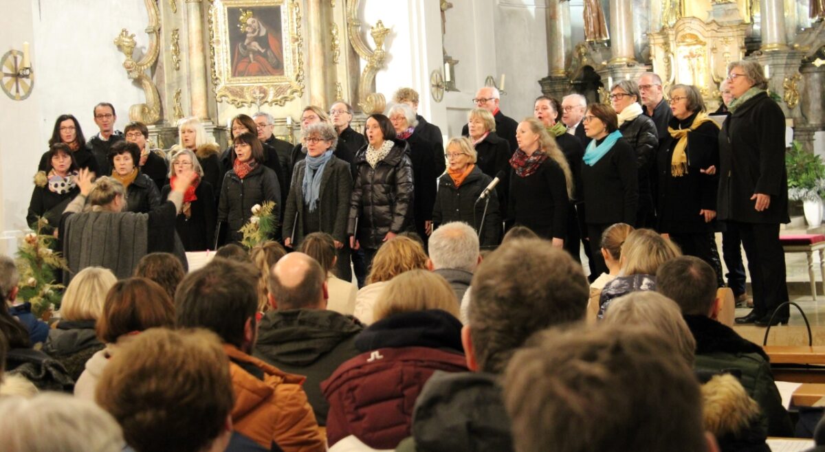 Die Chorgemeinschaft Parkstein unter der Leitung von Elvira Kuhl zeigte - auch wenn krankheitsbedingte Ausfälle zu beklagen waren - ihr Können. Foto: Hans Prem
