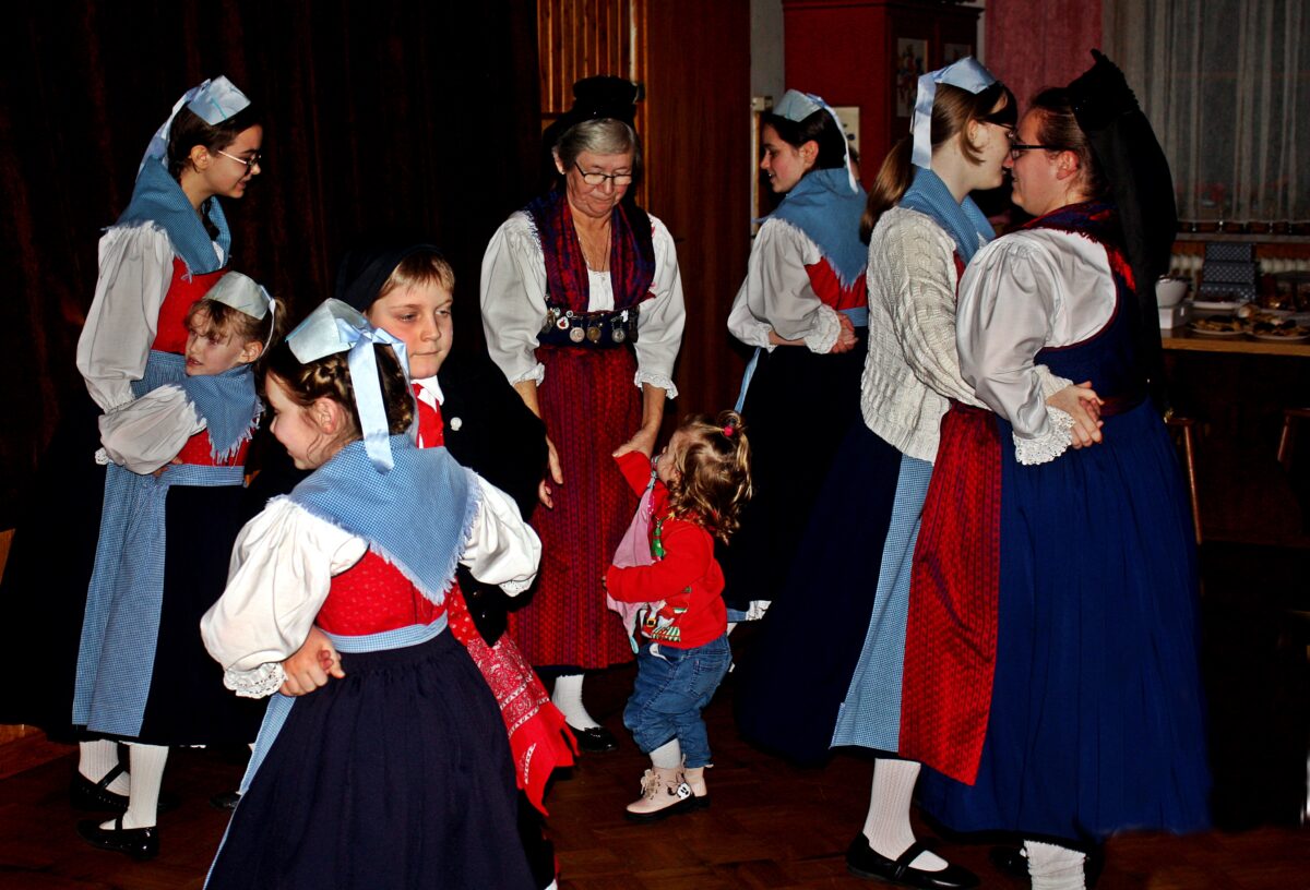 Die Jugendgruppe zeigt den Gästen zwei einstudierte Tänze, hier den