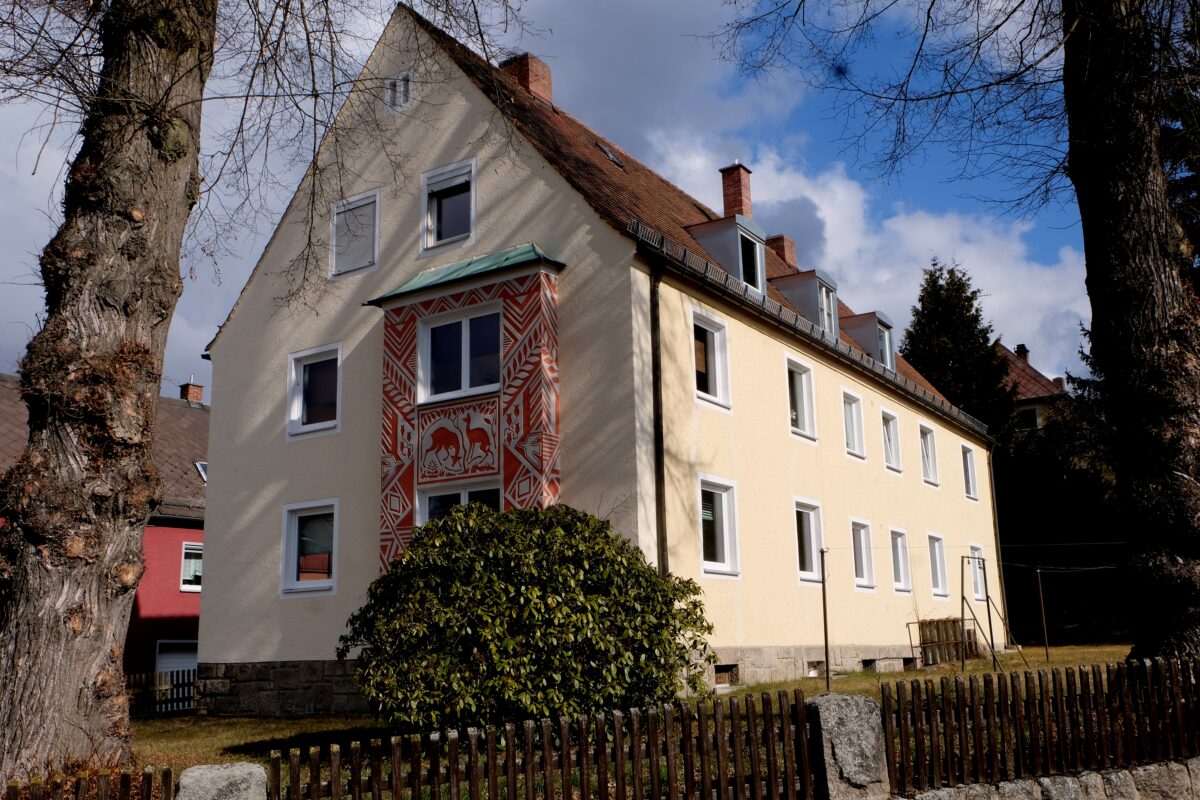 Der Flosser Bauverein geht eine weitere Sanierung und Modernisierung des Althausbesitzes, wie im Anwesen Flossenbürger Straße 24, an. Foto: Fred Lehner