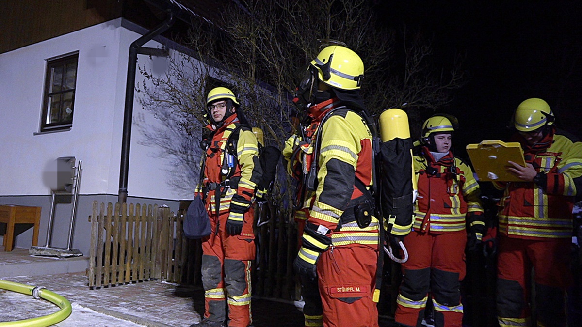 Mehrere Stunden waren die Kräfte der Feuerwehr im Einsatz. Foto: Jürgen Masching