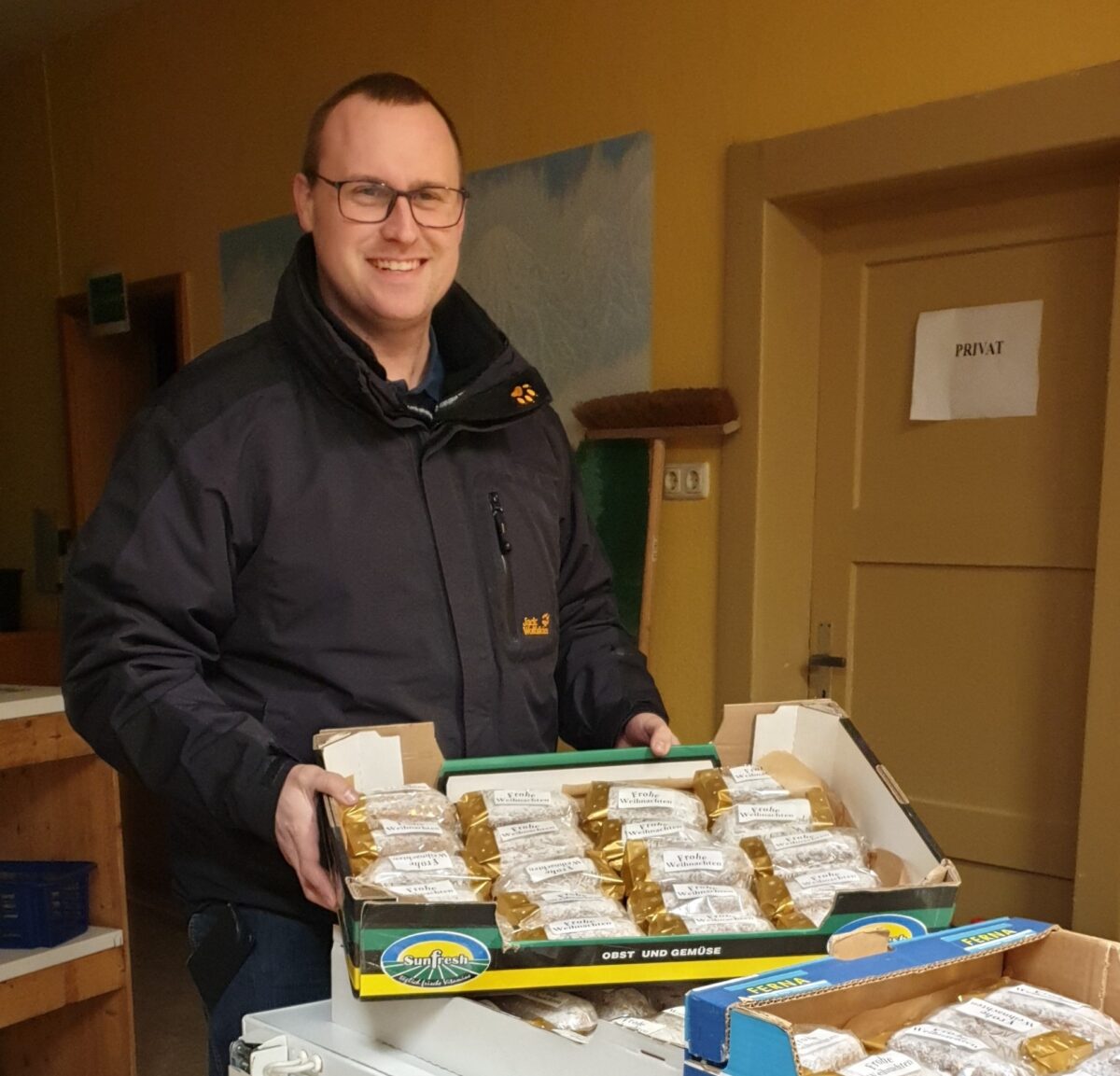 Bäckermeister Florian Pappenberger spendet 80 Stollen für den Bürgerladen Grafenwöhr