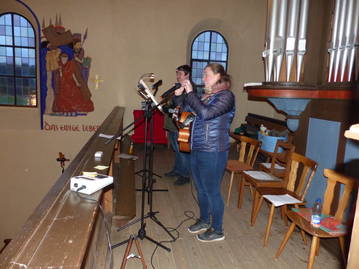 Veronika und Josef Hirmer umrahmte mit der Gitarre und Gesang die
Kinderchristmette. Foto: Sieglinde Schärtl