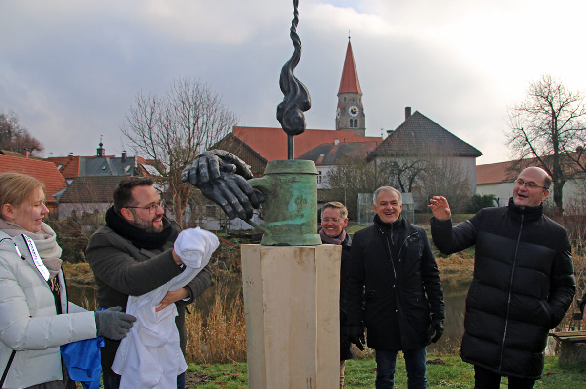 Die Kunst der Zoigl-Denkmal-Enthüllung in mehreren Teilen. Bild: Jürgen Herda