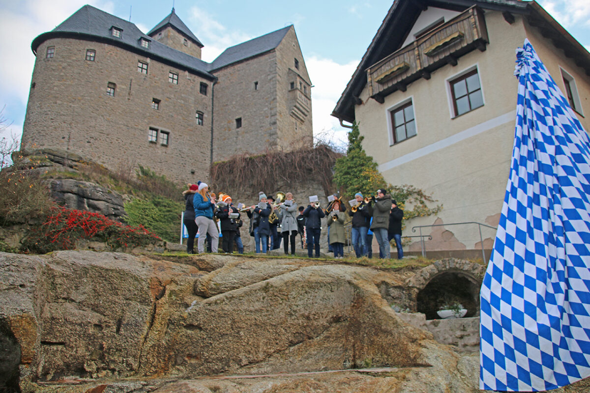 Feierliche Bläser hoch über den Zoigl-Denkmal-Festgästen. Bild: Jürgen Herda