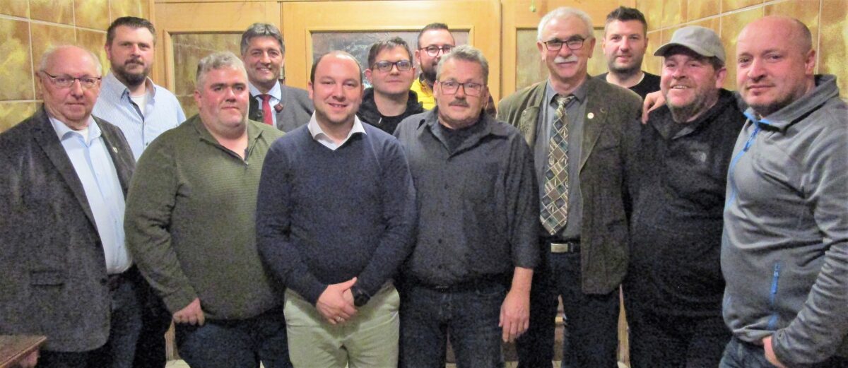 Wolfgang Specht (Vierter von rechts) wurde bei den Neuwahlen des Fischereivereins als erster Vorsitzender des Fischereivereins in seinem Amt bestätigt.