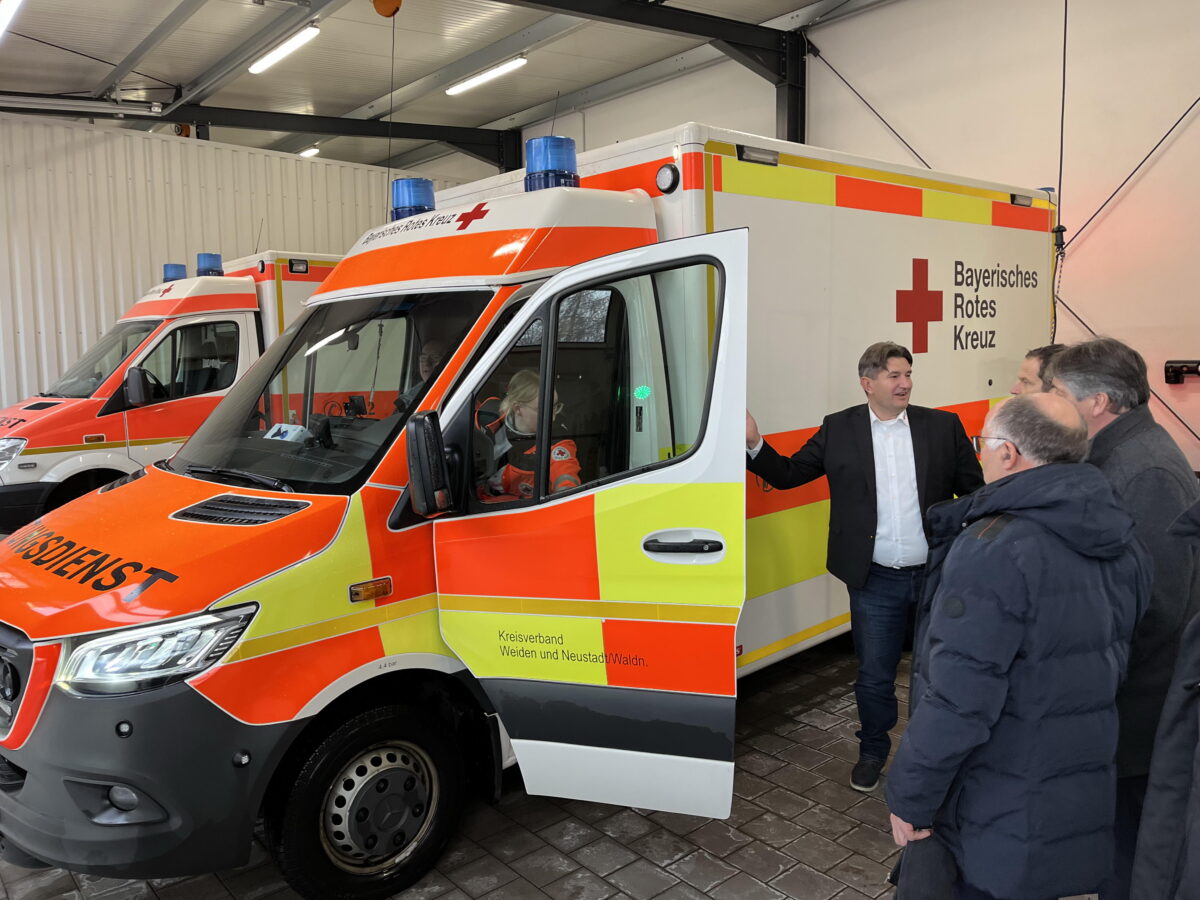 Beim BRK in Neustadt erlebte die CSU-Delegation das schnelle Ausrücken des Rettungswagens. Foto: Gerald Morgenstern 