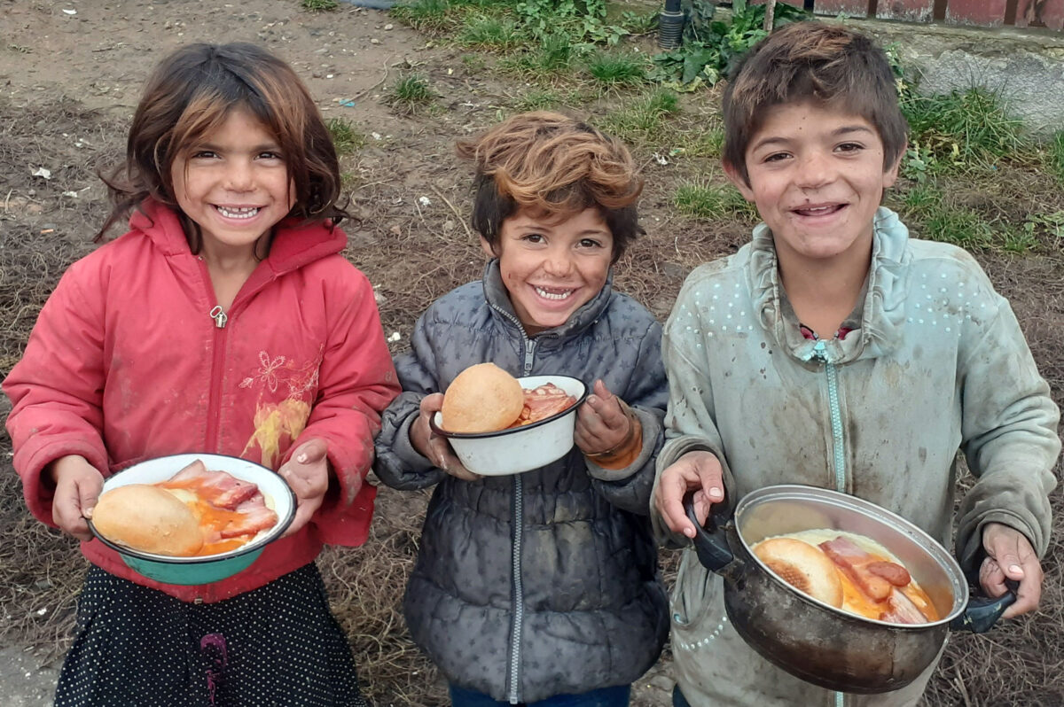 Essensausgabe an Kinder in Rumänien. Foto: Für das Leben und die Hoffnung, Hans Karl