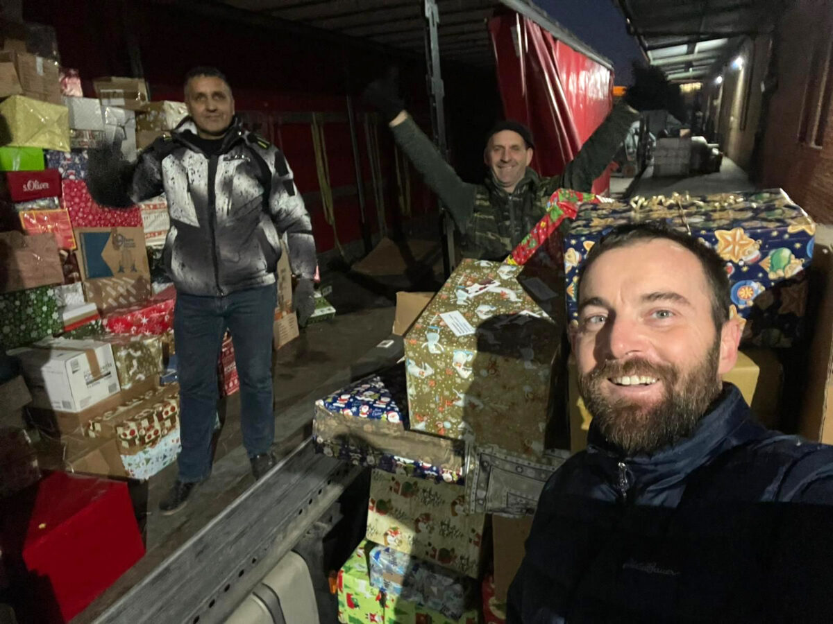 Freiwillige Helfer laden die Weihnachtspäckchen in Banja Luka ab. Foto: Für das Leben und die Hoffnung/Hans Karl