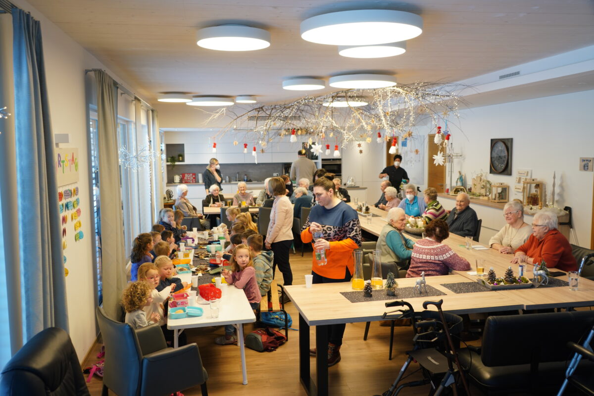 Nach der Weihnachtsvorführung der Kinder ist eine gemeinsame Brotzeit angesagt Foto: Franz Völkl