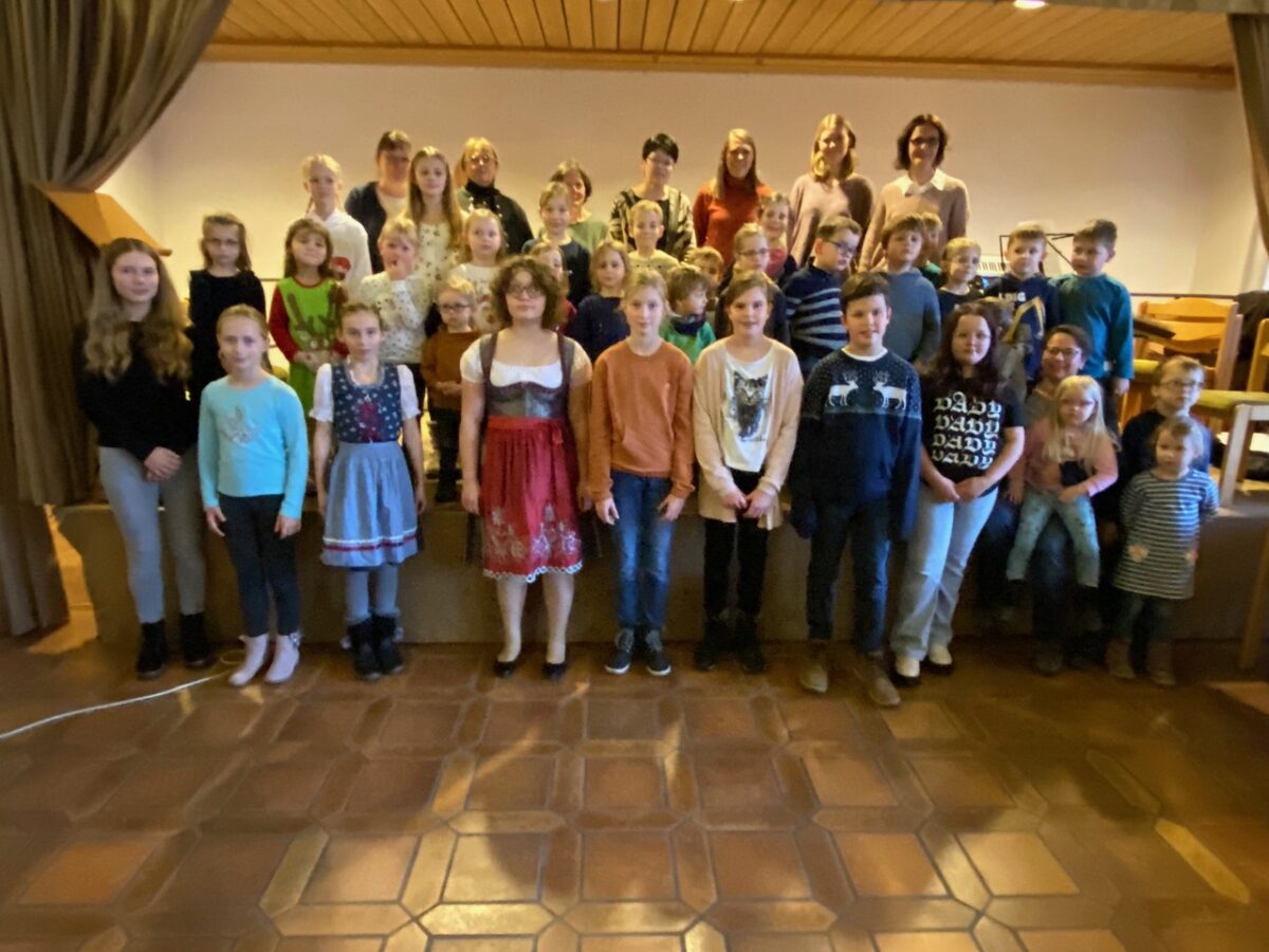 Die jungen Künstlerinnen und Künstler mit ihren Musiklehrerinnen und Betreuerinnen. Foto: Josef Glas