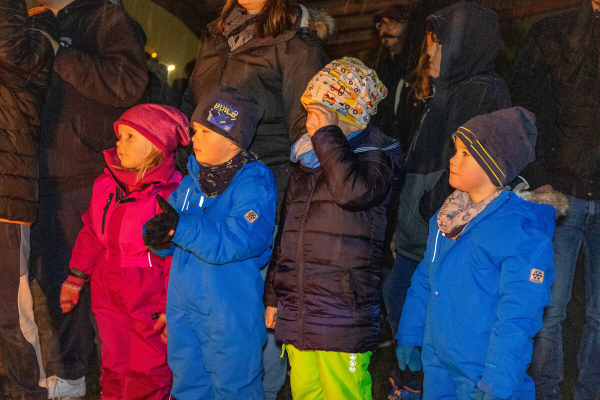 Gespannt lauschten die Kinder den Worten des Nikolaus. Foto: Roland Wellenhöfer