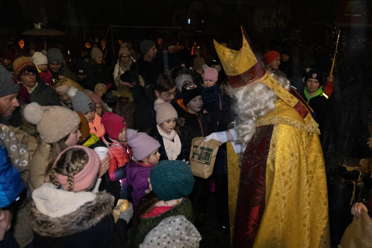 Der Heilige Nikolaus besuchte die Kinder am Spielplatz. Foto: Roland Wellenhöfer