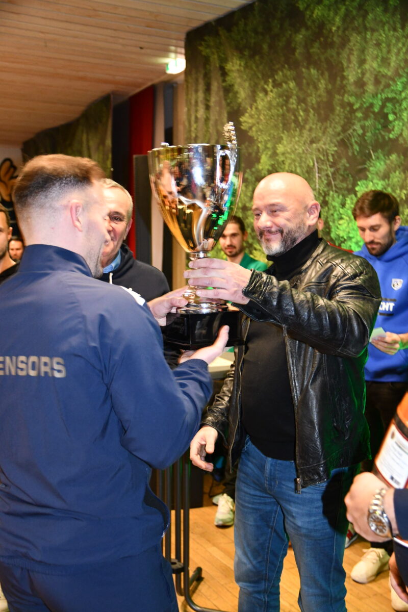 „Da ist das Ding“: Ziegler-Marketingchef René Oertel übergibt den Siegerpokal an Röslaus Spielführer Sebastian Knoblauch. Foto: Dagmar Nachtigall