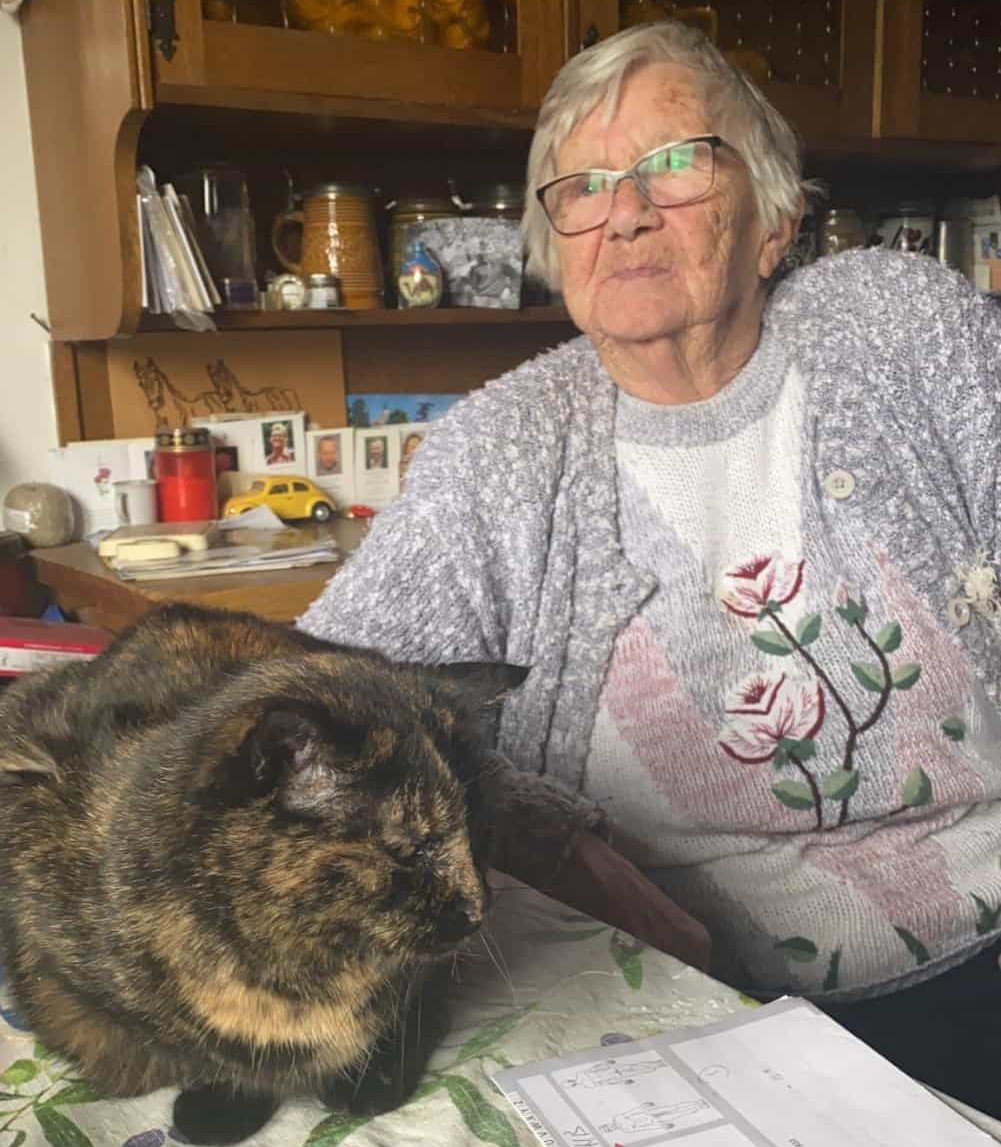 An Neujahr konnte Elisabeth Prem ein großes Fest feiern, ihren 90. Geburtstag. Ihre Liebe gilt neben ihrer Familie vor allem ihrer Katze, den Vögeln und der Natur im Garten. Foto: Roswitha Winter-Weiß
