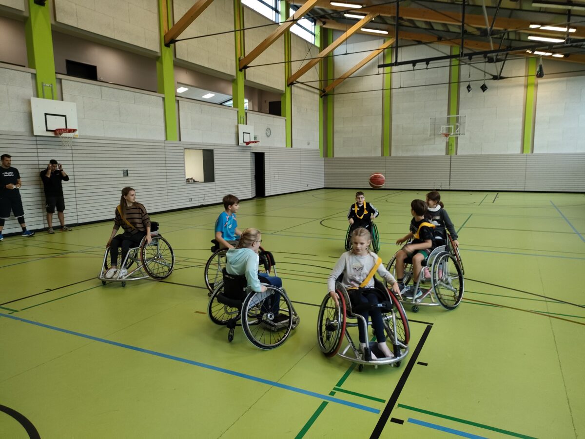 Mit großer Begeisterung waren die Schülerinnen und Schüler beim Rollstuhlbasketball-Spiel mit dabei. Foto: Simon Farnhammer