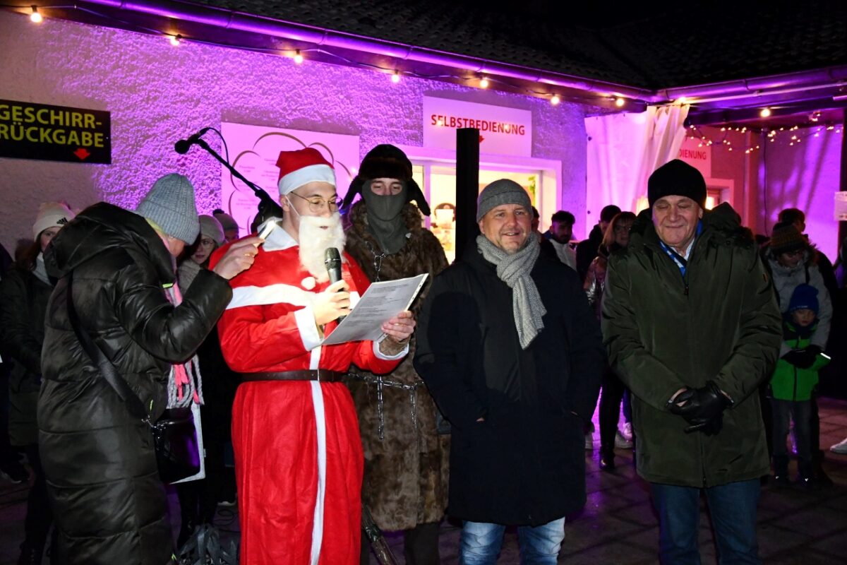 Sankt Nikolaus und die Vorsitzenden Michael Kurz und Kurt Seggewiß. Foto Dagmar Nachtigall