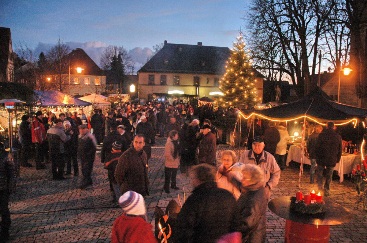 Auf dem Dorfplatz erwartet idyllischer Lichterglanz und adventlicher Flair die Besucher. Foto: Wolfgang Hübner