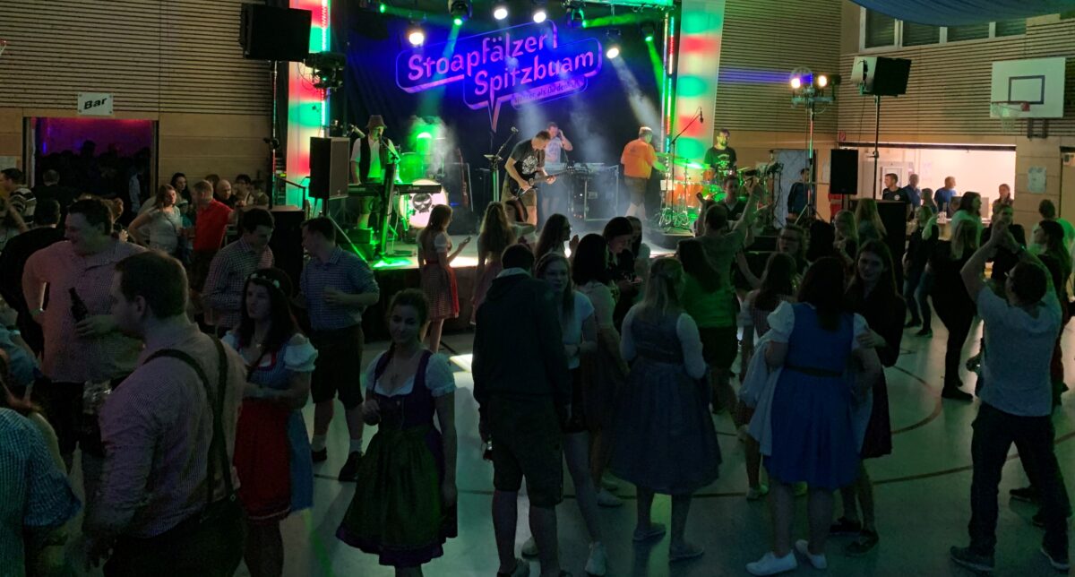 Das Starkbierfest in der Mehrzweckhalle lockt viele Besucher aus der Umgebung. Foto: Roman Melzner