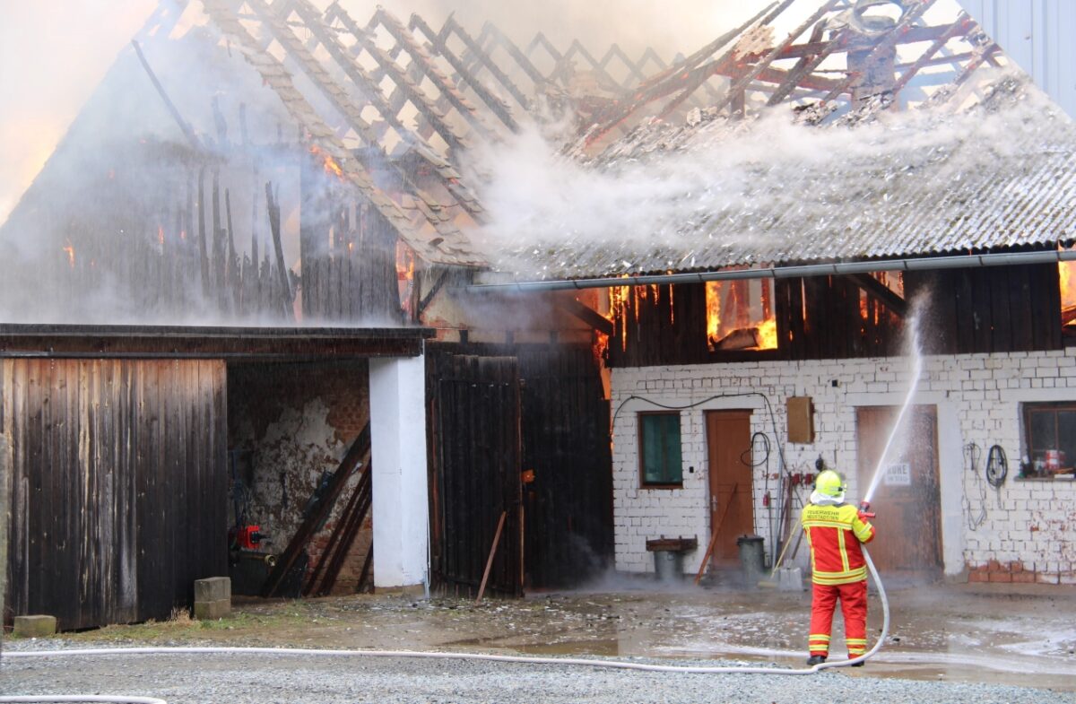 Die Zahl der Großbrände, wie hier in einem landwirtschaftlichen Anwesen in der Kreisstadt, nahm im letzten Jahr enorm zu. Foto: Hans Prem