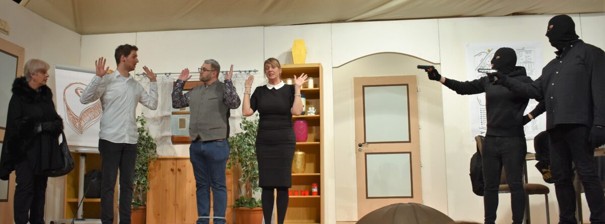 Die Katholische Theatergruppe führt das Stück: "Bei uns liegen Sie richtig" im Jugendheim auf