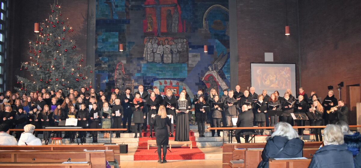 Mit 85 Mitwirkenden gab es zum Abschluss der Weihnachtszeit ein festliches ökumenisches Konzert in der Friedenskirche Grafenwöhr.