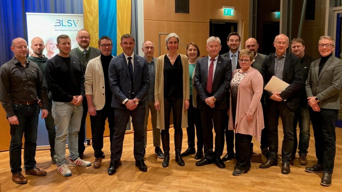 Der neue Vorstand des BLSV-Kreises Neustadt/Weiden mit den Ehrengästen. Foto: BLSV
