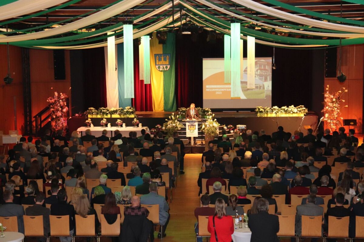 Zum Neujahrsempfang 2023 konnte Bürgermeister Franz Stahl im Kettelerhaus
250 Gäste begrüßen. Foto: Stadt Tirschenreuth/Mirko Lang