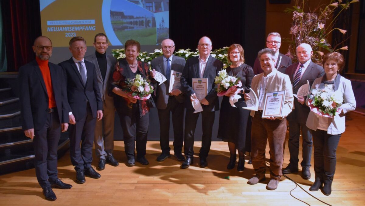 Bürgermeister Franz Stahl (Dritter von rechts) beim Erinnerungsfoto mit den Turso Preisträgern. Foto: Stadt Tirschenreuth/Mirko Lang
