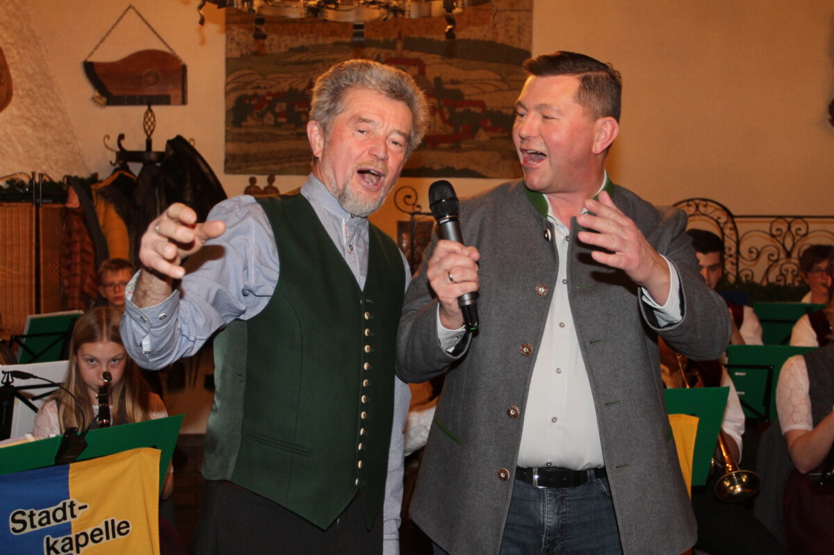 Bürgermeister Rainer Rewitzer (rechts) und sein Amtsvorgänger Johann Walbrunn huldigen gesanglich Dem Land Pleystein. Foto: Josef Pilfusek