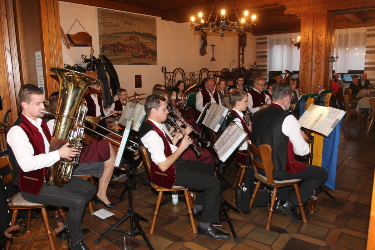 Die Stadtkapelle Pleystein begeistert mit überwiegend Liedern aus Böhmen und dem Egerland. Foto: Josef Pilfusek