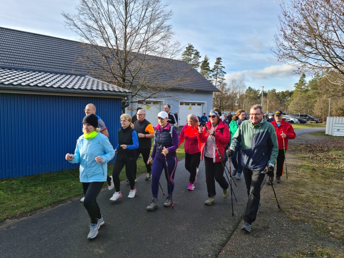 Auch eine Nordic Walking Gruppe war am Start. Foto: Stefan Neidl