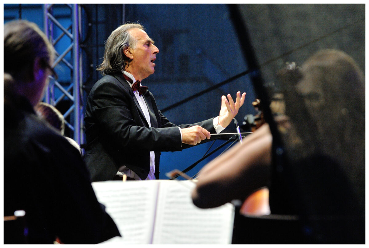 Chefdirigent Hans Richter wird durch das Programm führen. Foto: Smetana Philharmoniker Prag