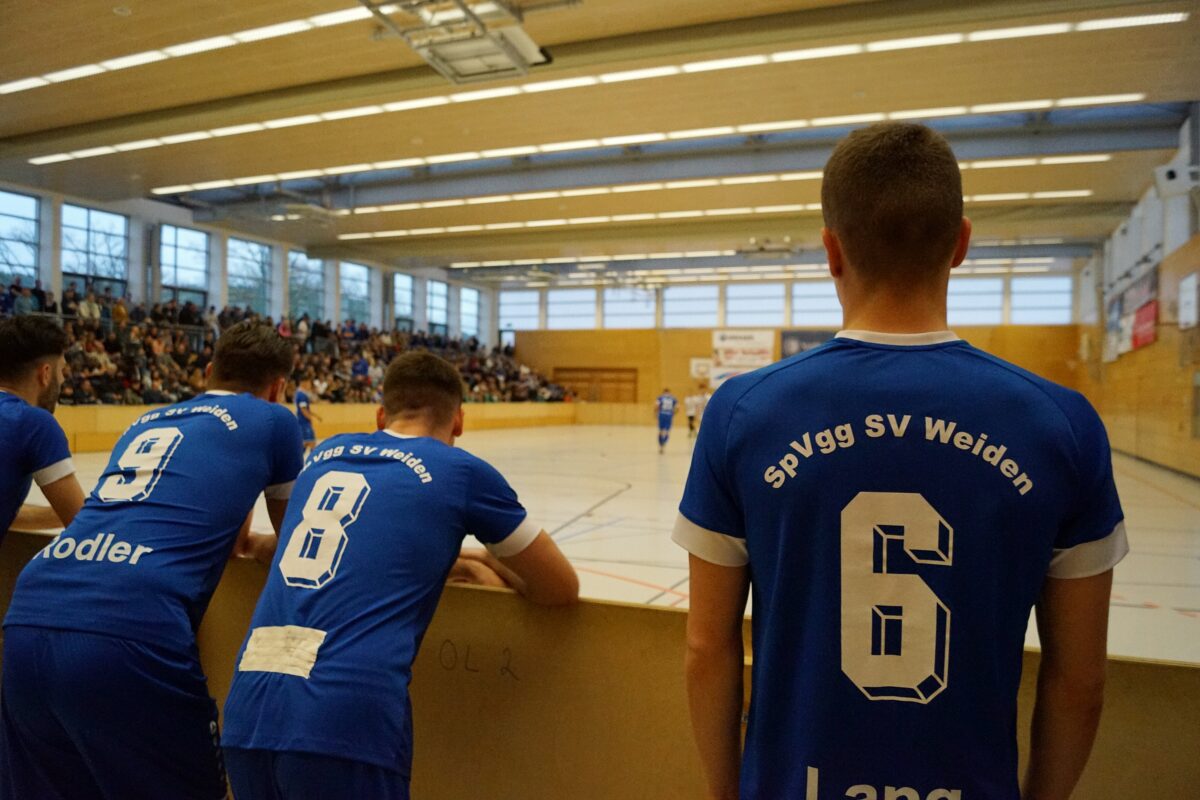 Aufmerksame Beobachter: die Spieler der SpVgg SV Weiden. Foto: Jürgen Masching