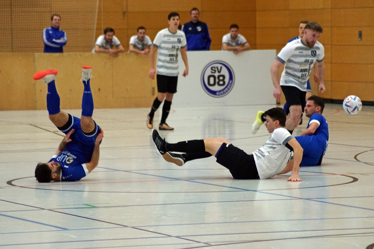 Im Derby setzte sich der SV Etzenricht (weiß) gegen die SpVgg SV Weiden durch. Foto: Jürgen Masching