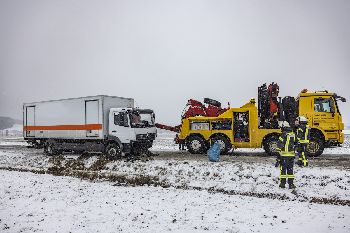 Unfall zwischen Floß und Grafenreuth auf schnee- und eisglatter Fahrbahn. Foto: OberpfalzECHO/David Trott
