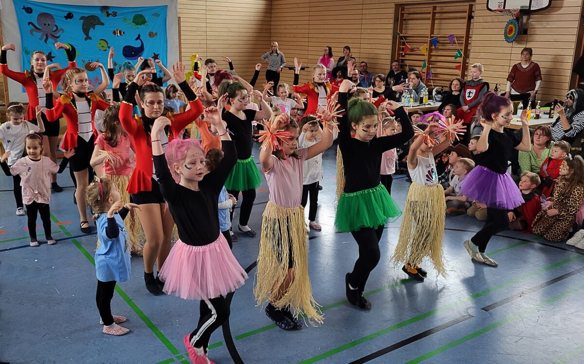 Überraschung: die neu zusammengesetzte Kindertanzgruppe hatte ihren ersten Auftritt. Die Tänze klappten vorzüglich. Foto: Reinhard Kreuzer